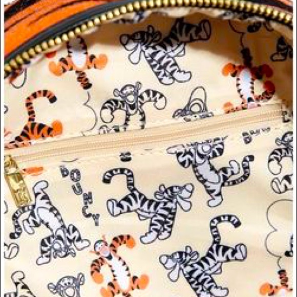 NWT! ✨EXCLUSIVE✨ Loungefly Adorable Tigger Backpack! 🧡 - Picture 3 of 3